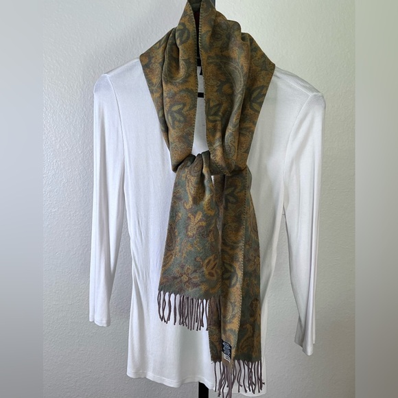 Elegant Paisley Scarf with Fringe - Picture 2 of 4